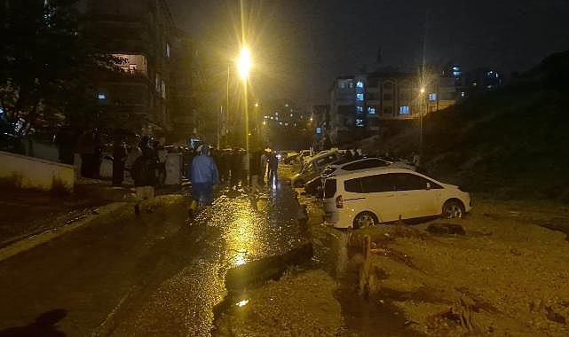 Ankara’da yol çöktü, onlarca araç mahsur kaldı