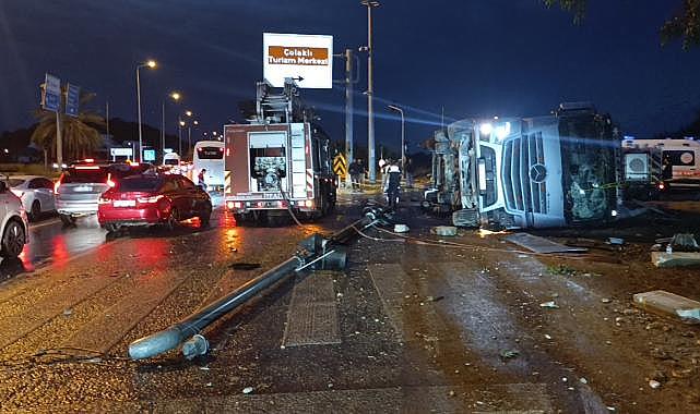Antalya’da tır devrildi: Durakta bekleyen 2 kişi hayatını kaybetti