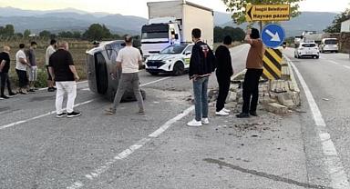 Ara sokaktan çıkan araca çarpmamak için refüje daldı…