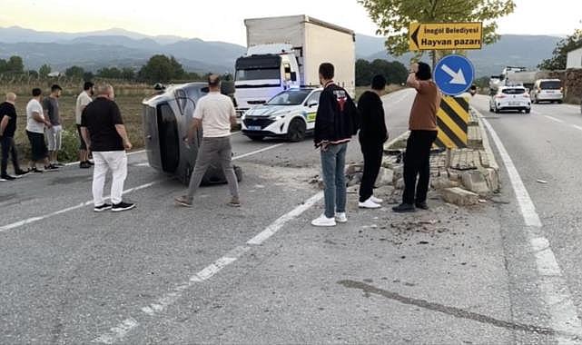 Ara sokaktan çıkan araca çarpmamak için refüje daldı…