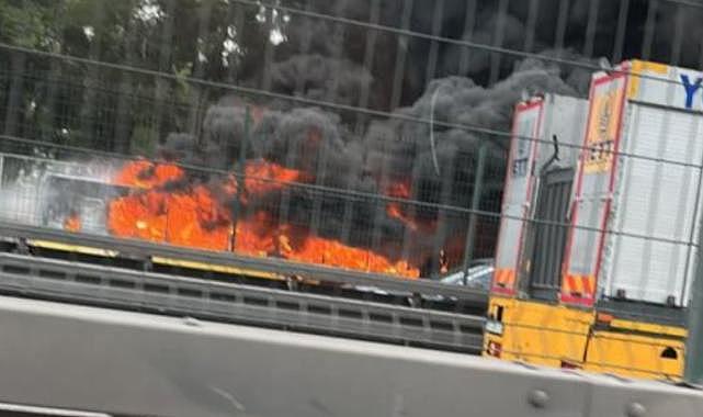 Bakırköy'de İETT otobüsü alev alev yandı