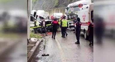 Bartın-Karabük yolunda tır ile minibüs çarpıştı: 1 ölü, 11 yaralı