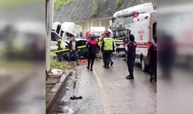 Bartın-Karabük yolunda tır ile minibüs çarpıştı: 1 ölü, 11 yaralı