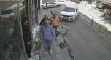 Bayrampaşa'da kaza yapan otomobil kaldırımdaki yayalara çarptı: 2’si ağır 5 yaralı