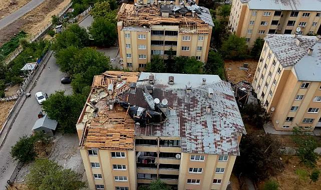 Bingöl'de şiddetli rüzgar: Uçan çatı parçaları ağaçları devirdi