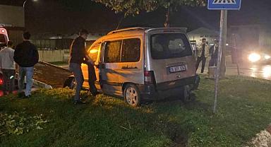 Bursa’da kontrolden çıkan araç ağaca çarptı: 2 yaralı