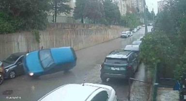 Bursa’da kontrolden çıkan otomobil park halindeki araca çarparak ters döndü: 3 yaralı