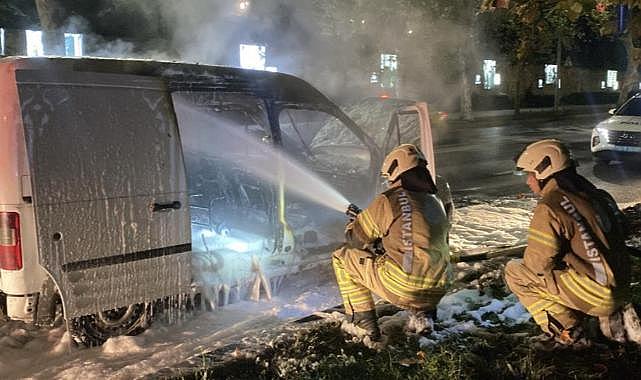 Dolmabahçe Sarayı’nın önünde hafif ticari araç alevlere teslim oldu