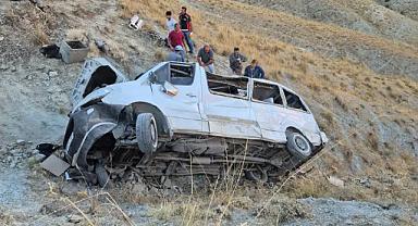Elazığ'da minibüs uçuruma yuvarlandı: 5'i ağır 13 yaralı