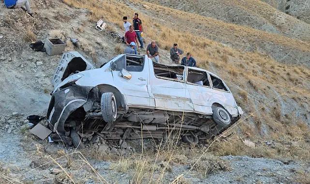 Elazığ'da minibüs uçuruma yuvarlandı: 5'i ağır 13 yaralı