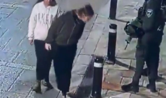 Fanatik Yahudi kadın, işgal altındaki Doğu Kudüs'te Ermeni Kilisesi'nin önüne tükürdü