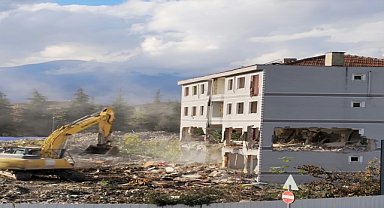 İnegöl'deki kentsel dönüşüm projesinde yıkım çalışmaları sürüyor