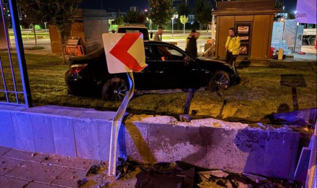 Kaldırıma çarpıp havalandı, duvarı aşıp millet bahçesine girdi