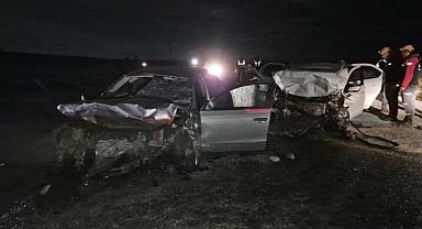 Karaman’da iki otomobil kafa kafaya çarpıştı: 2 ölü, 5 yaralı