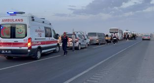 Kum fırtınası zincirleme kazaya yol açtı: 16 yaralı