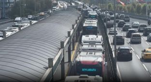 Mecidiyeköyde arızalanan metrobüs yoğunluğa neden oldu