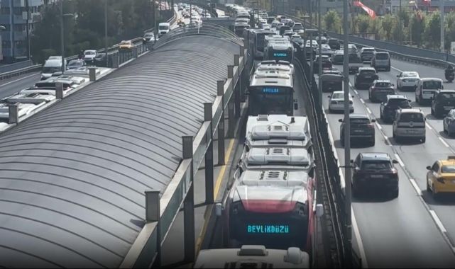 Mecidiyeköyde arızalanan metrobüs yoğunluğa neden oldu