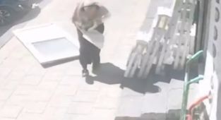 Metrelerce yüksekten düşen kapıdan saniyelerle kurtuldu