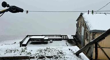 Mevsimin ilk karı yağdı! Sıcaklık eksiye düştü