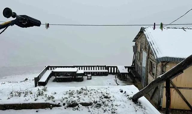 Mevsimin ilk karı yağdı! Sıcaklık eksiye düştü