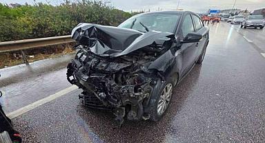 Rüzgar gülü gövdesi taşıyan tıra otomobil arkadan çarptı 4 yaralı