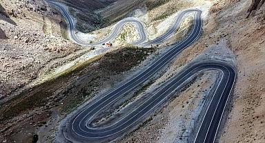 Saatler süren tehlikeli yol tarih oluyor