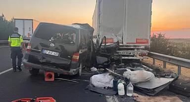 Şanlıurfa'da tıra arkadan çarpan minibüste 2 kişi öldü