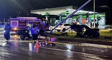 Sinop'ta otomobil aydınlatma direğine çarptı: 1 ölü, 2 yaralı