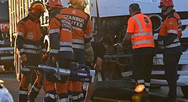 Tırın çarptığı hafif ticari araç 30 metre sürüklendi: 6 yaralı
