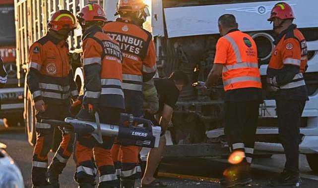 Tırın çarptığı hafif ticari araç 30 metre sürüklendi: 6 yaralı