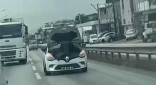 Trafikte şaşkına çeviren görüntü: Seyir halindeki araçta tamirat