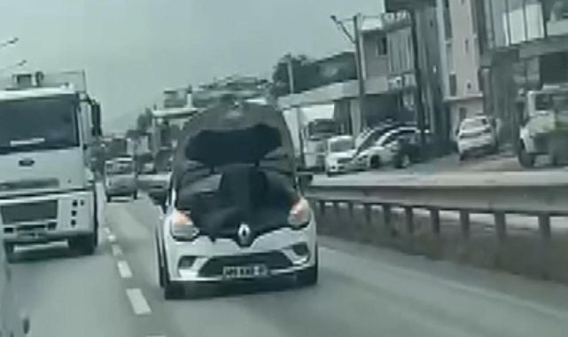 Trafikte şaşkına çeviren görüntü: Seyir halindeki araçta tamirat