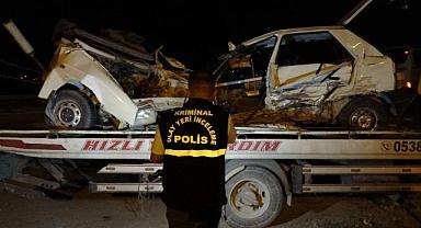 Üç aracın karıştığı kazada ikiye bölünen otomobilin sürücüsü hayatını kaybetti