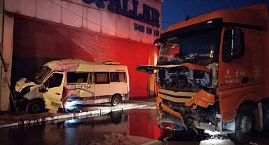 Ümraniye’de servis minibüsü ile İSTAÇ kamyonu çarpıştı: 2 yaralı