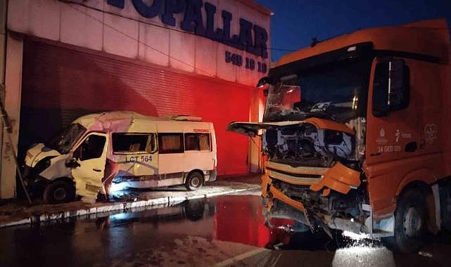 Ümraniye’de servis minibüsü ile İSTAÇ kamyonu çarpıştı: 2 yaralı