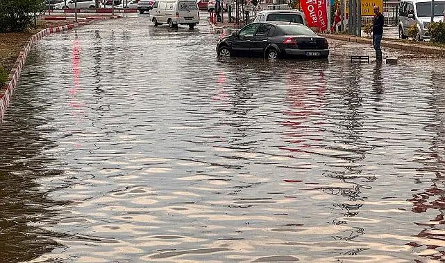 Uşak'ta sağanak nedeniyle yollar kapandı