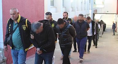 17 sigorta şirketini 76 kurgulanmış kazayla dolandırdılar: 79 şüpheli adliyeye sevk edildi