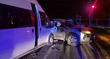 Adıyaman’da otomobil ile minibüs çarpıştı: 12 yaralı