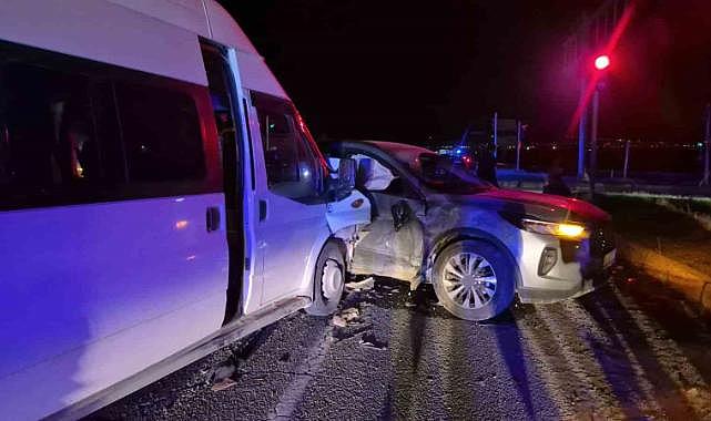 Adıyaman’da otomobil ile minibüs çarpıştı: 12 yaralı