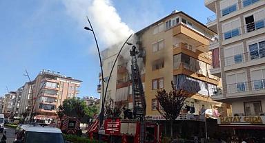 Antalya’da 5 katlı binada yangın: Mahsur kalan 2’si çocuk 4 kişiyi itfaiye kurtardı