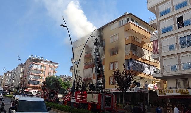 Antalya’da 5 katlı binada yangın: Mahsur kalan 2’si çocuk 4 kişiyi itfaiye kurtardı