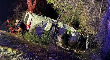 Antalya’da dağcıları taşıyan minibüs şarampole devrildi: 15 yaralı