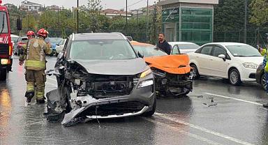 Arnavutköy’de sağanak yağışta 5 araç birbirine girdi: 2 yaralı