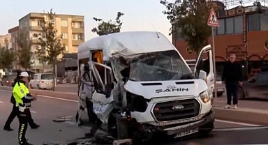 Arnavutköy'de servis minibüsü hafriyat kamyonuna çarptı: 9 yaralı