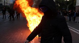 Arnavutluk'ta şiddete dönüşen protestolara katılanlara 6 bin dolar para cezası