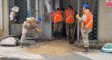 Ayazağa’da sel sonrası temizlik çalışmaları sürüyor: Jandarma ekipleri de destek veriyor