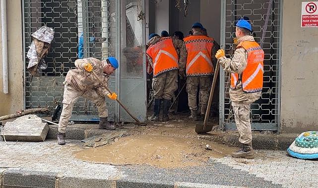Ayazağa’da sel sonrası temizlik çalışmaları sürüyor: Jandarma ekipleri de destek veriyor