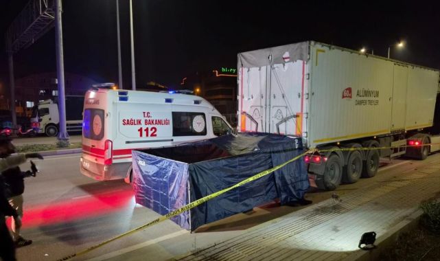 Balıkesir'de tıra çarpan motosiklet sürücüsü hayatını kaybetti