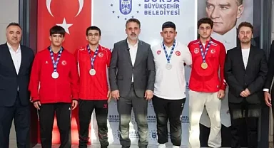Başkan Biba, Bursa'nın gururu güreşçileri ağırladı