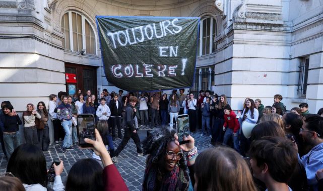 Belçika'da eğitim reformlarını protesto eden öğrenciler, Brüksel'de okulun girişini kapattı